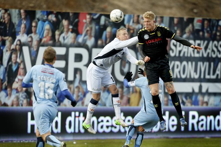 HOVSA. På et indlæg fra Quincy Antipas når Simon Makienok højere end David Oustyed og sikrer Brøndby sejren over Randers FC. 