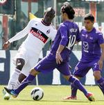 BØDESTRAF. Et groft frispark kunne have kostet Mario Balotelli en udvisning, men AC Milan-spilleren må nøjes med en bøde for at ryge i toget. 