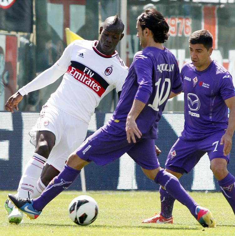 BØDESTRAF. Et groft frispark kunne have kostet Mario Balotelli en udvisning, men AC Milan-spilleren må nøjes med en bøde for at ryge i toget. 