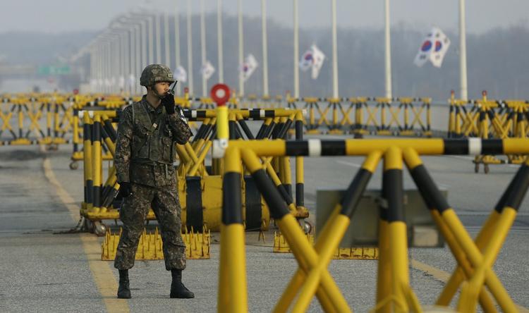En sydkoreansk soldat står ved grænsebyen Panmunjom, som har delt de to Korea'er side Korea-krigen. 