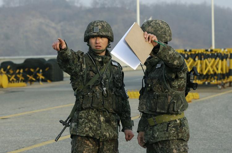 Lukket. Soldater på grænsen mellem Sydkorea og Nordkorea. 