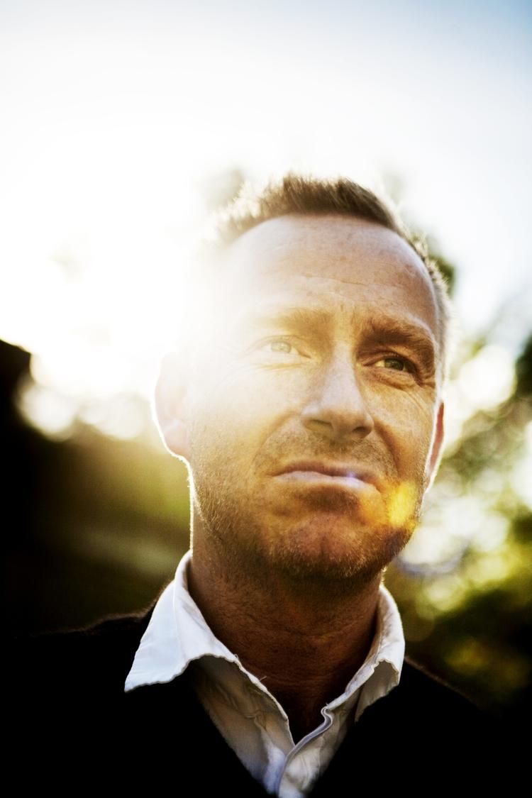 POLITIK. Storbritannien er vilde med Adam Prices 'Borgen', og nu skal han sammen med romanforfatteren Lord Dobbs skabe en ny politisk dramaserie på BBC. 