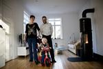 Familien Baarup/ Krøgh Rasmussen fra Holte er blandt de familier, der har valgt at energirenovere deres bolig. Men mange holder sig tilbage. (arkivfoto) 