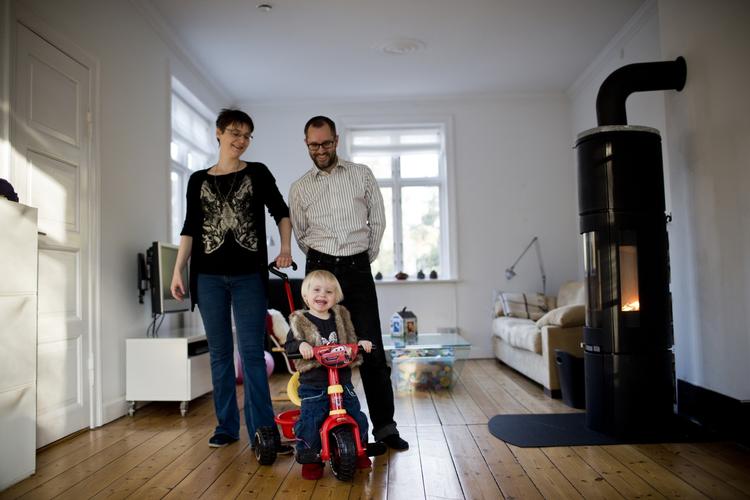 Familien Baarup/ Krøgh Rasmussen fra Holte er blandt de familier, der har valgt at energirenovere deres bolig. Men mange holder sig tilbage. (arkivfoto) 