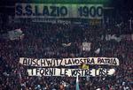 RENDYRKET. Hadet mellem Lazio og Roma nåede et lavpunkt i 1998, hvor Lazio-ultras havde dette banner med på stadion, hvor mange jøder følger AS Roma-holdet:  »Auschwitz er jeres land, ovnene jeres hjem« 