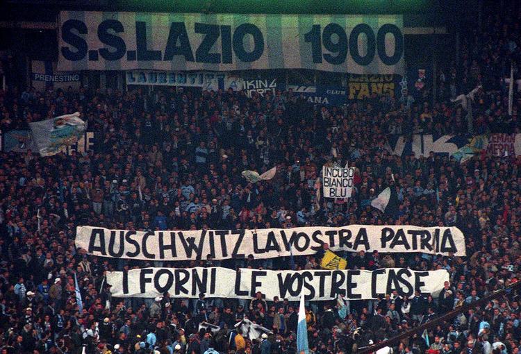 RENDYRKET. Hadet mellem Lazio og Roma nåede et lavpunkt i 1998, hvor Lazio-ultras havde dette banner med på stadion, hvor mange jøder følger AS Roma-holdet:  »Auschwitz er jeres land, ovnene jeres hjem« 