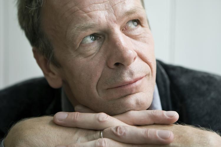 Overlever. Josef Haslinger har tidligere skrevet en bog om tsunamien i 2004, hvor hans familie opholdt sig på Phi Phi Island, da Thailand blev ramt af vandmasserne. 