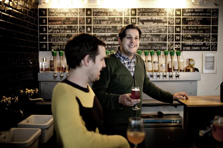 Kvalitetsøl. Brygmester Mikkel Bjergsø (i gult) ses her med James Andersen, der er barchef på Mikkeller Bar på Viktoriagade. 'Mikkeller and Friends' åbnede på Nørrebo i sidste måned. 