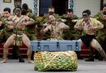 Krigsdans. Maori-krigere og den newzealandske hær opfører her en traditionel krigsdans. (arkivfoto) 
