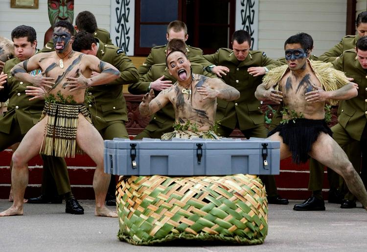 Krigsdans. Maori-krigere og den newzealandske hær opfører her en traditionel krigsdans. (arkivfoto) 