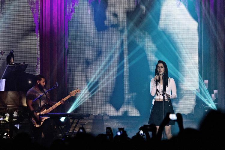 Musik. Den amerikanske sangerinde Lana Del Rey gav fredag koncert på Tap 1 i København. Og fik en grim medfart i Ekstra Bladet. 
