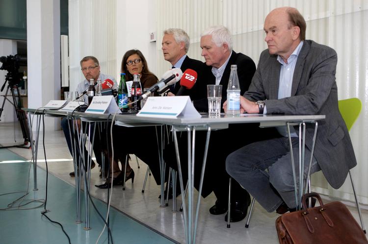 Oplysning. Jens Ole Nielsen informerede om hiv og aids på saglig måde og deltog i et hav af møder og konferencer. Her ses han yderst til højre. 