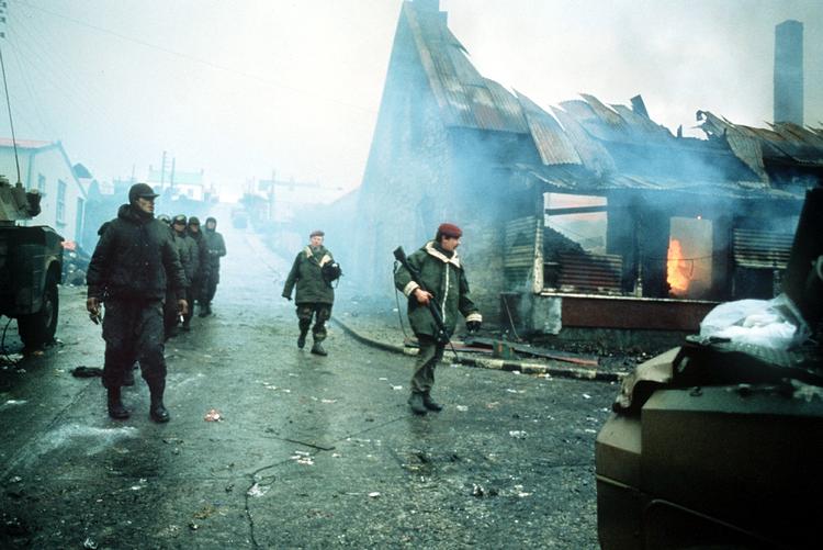 KRIGSAFSLUTNING. Argentinske krigsfanger eskorteres gennem hovedstaden Port Stanley i krigens sidste dage efter invasionen af Falklandsøerne. Besættelsen blev slået tilbage, da Margaret Thatcher sendte det britiske forsvar til øerne. 