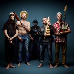 Amerikanere. Denis Rouvre er på utraditionel vis medlem af gruppen We Are All Americans og har stået for illustrationer til cover og cd-hæfte. 