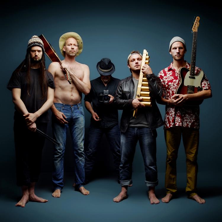 Amerikanere. Denis Rouvre er på utraditionel vis medlem af gruppen We Are All Americans og har stået for illustrationer til cover og cd-hæfte. 