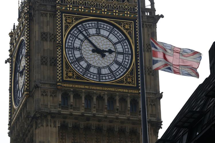 SORG. Union Jack er gået på halv stang ved Big Ben i London i anledning af Margaret Thatchers død. 