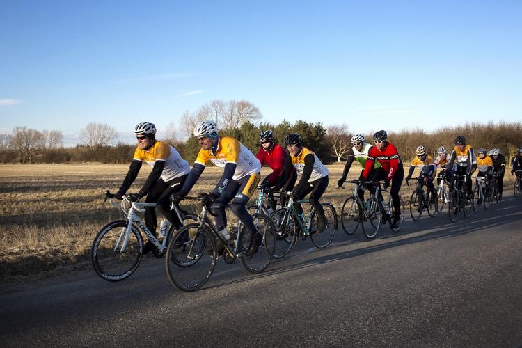 MÅDEHOLD. En af Danmarks største cykelryttere maner til, at man holder igen både med dæktryk og dyrt udstyr. 