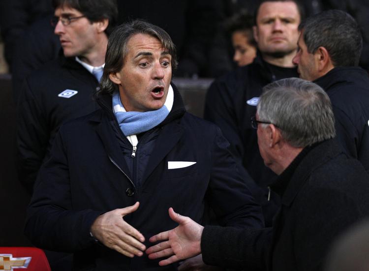 TILLYKKE. Manchester United og Alex Ferguson er sikrer på at vinde mesterskabet, mener manager i Manchester City Roberto Mancini (tv). 