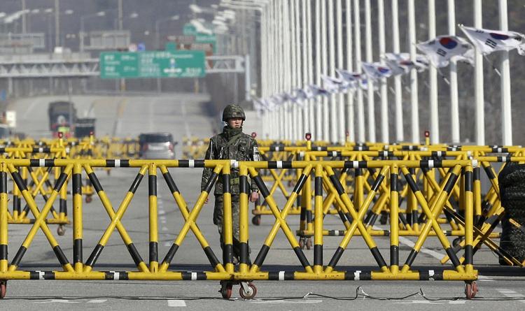 Vagt. En sydkoreansk soldat bevogter grænsen til Nordkorea. 