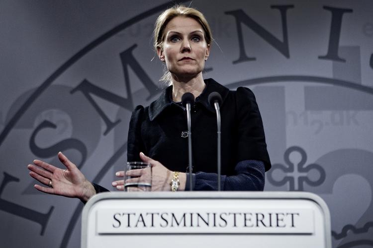 Krise. Det er en presset statsminister, der skal møde sin gruppe, siger politisk kommentator Hans Engell om det gruppemøde, som afholdes i Socialdemokraterne i dag. 