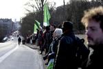 PROTEST. En lang menneskekæde af lockoutede lærere demonstrerede i morges deres utilfredshed med de sammenbrudte forhandlinger. 