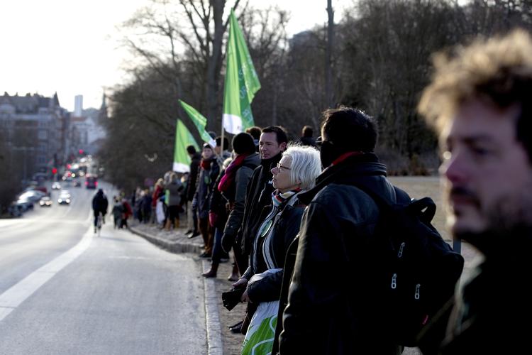 PROTEST. En lang menneskekæde af lockoutede lærere demonstrerede i morges deres utilfredshed med de sammenbrudte forhandlinger. 