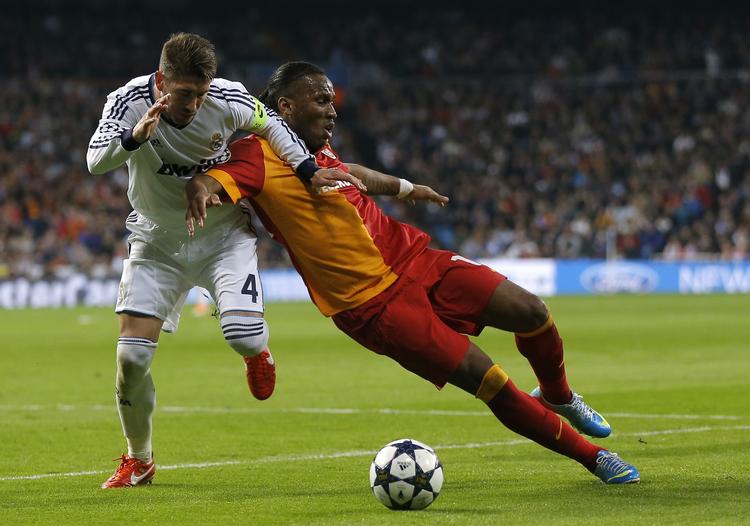 TIDSTRÆKKER. Sergio Ramos blev straffet i kampen mod Galatasaray for at sparke bolden væk, efter dommeren havde fløjtet. 