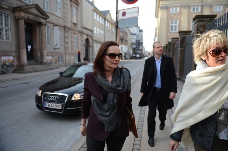 Skilsmissedrama. Janni Spies blev fast indslag i Danmarks ugeblade, da hun i 1983 giftede sig med rigmanden og rejsekongen Simon Spies. Efter hans død giftede hun sig med advokat Christian Kjær, som hun nu har indledt en retssag mod. 