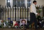 Farvel. I løbet af dagen i går blev der lagt kondolencebuketter uden for Thatchers hus i Belgravia, London. 
