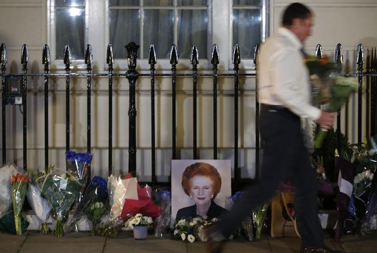 Farvel. I løbet af dagen i går blev der lagt kondolencebuketter uden for Thatchers hus i Belgravia, London. 