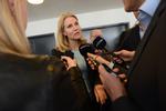 Krisesnak. Statsminister Helle Thorning-Schmidt (S) besøgte i formiddags Toms Chokolade, hvor pressen var mest interesseret i at spørge ind til rygter om uro i S-baglandet. 