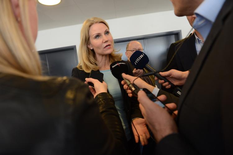 Krisesnak. Statsminister Helle Thorning-Schmidt (S) besøgte i formiddags Toms Chokolade, hvor pressen var mest interesseret i at spørge ind til rygter om uro i S-baglandet. 