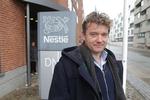 Medier. Frank Piasecki Poulsen går i en ny programrække i kødet på samfundmæssige emner, som normalt ikke bliver belyst. Her tropper han op ved Nestlés hovedkontor i Danmark. 