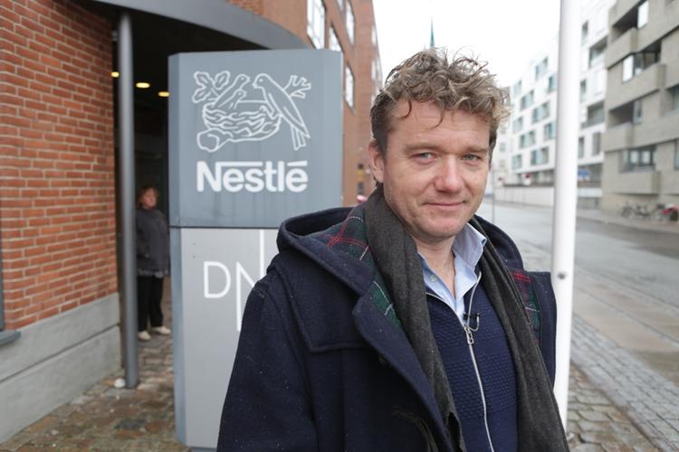 Medier. Frank Piasecki Poulsen går i en ny programrække i kødet på samfundmæssige emner, som normalt ikke bliver belyst. Her tropper han op ved Nestlés hovedkontor i Danmark. 