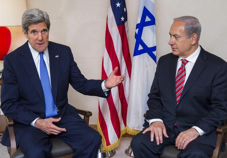 PRES. USA's udenrigsminister, John Kerry (tv.), vil presse Assad til at »tænke anderledes om fremtiden«. Her ses han fra sit møde med Israels premierminister Netanyahu i Tel Aviv tidligere i dag. 