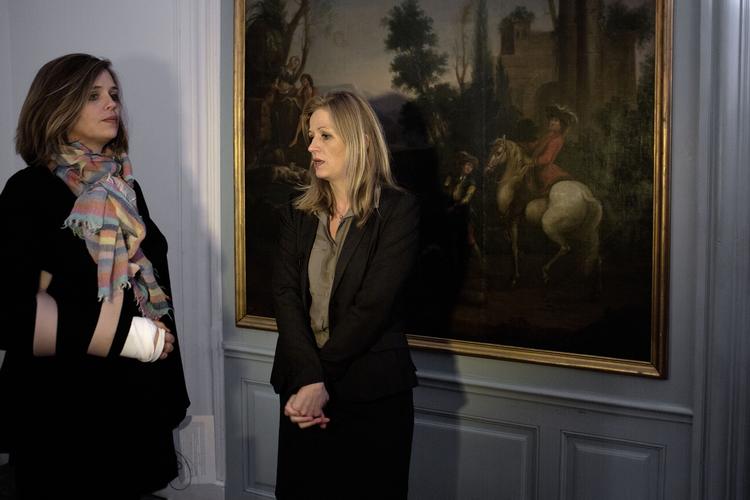 Maorihilsen. Marie Krarup (th.) er kommet ud i et ordentligt uvejr efter et spøgefuldt debatindlæg. 