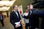KRISEMØDE hos Socialdemokraterne. S-Partitoppen og resten af folketingsgruppen diskuterede i aftes den fremtidige politiske linje i Socialdemokratiet. 