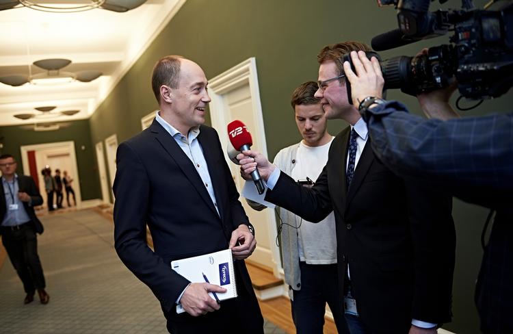 KRISEMØDE hos Socialdemokraterne. S-Partitoppen og resten af folketingsgruppen diskuterede i aftes den fremtidige politiske linje i Socialdemokratiet. 