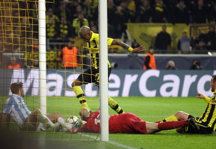 Øjeblikket. Santana får skovlet læderet over stregen til 3-2. 