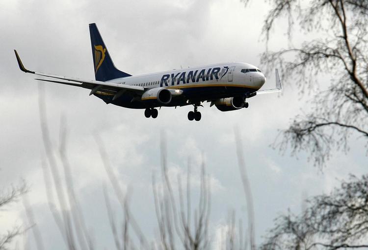 Ufatteligt. Helt urimelige kontrakter, lyder det fra en arbejdsmarkedsforsker. Men så undgår de også at fyre folk ligesom SAS, lyder det fra Ryanair. 