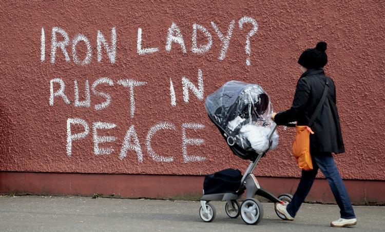 GRAFITTI. 'Jernlady? Rust i fred' sår malet på denne væg i Falls Road i Belfast som en reaktion på Margaret Thatchers død. 
