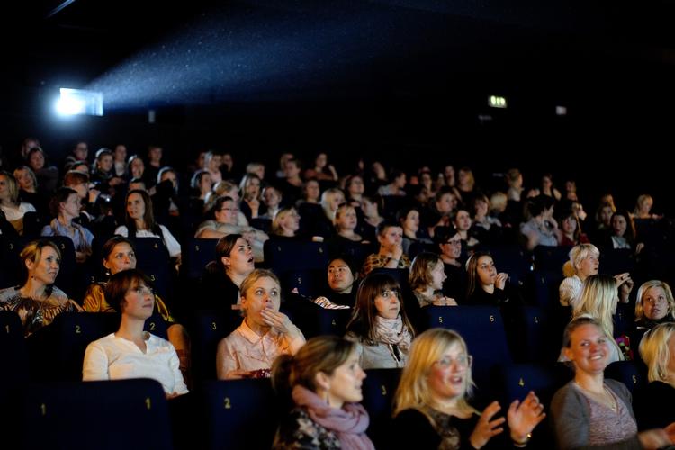 PIX.   Det kræver nysgerrighed og tillid at gå ind og se en ukendt film af en måske oven i købet ukendt instruktør. 