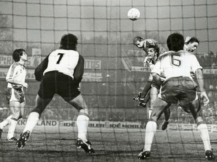 Fødselar. 27. april 1983 Københavns Idrætspark. Søren Busk stiger til vejrs og scorer sejrsmålet for Danmark mod Grækenland. 