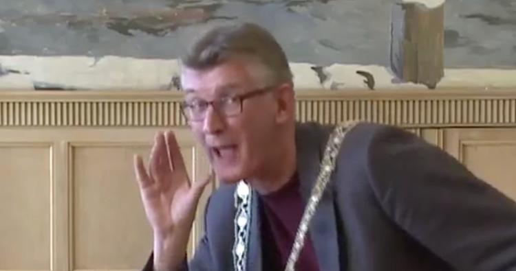 Borgmesterrap. Svendborgs borgmester, Curt Sørensen (S), har i dag hørt en fynbo sige, at man skal skynde sig at flytte sin virksomhed til Sydfyn, inden borgmesteren begynder at synge. Det synes han er skægt. 