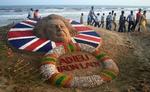 SKULPTUR. I Indien har den nys bortgåede premierminister fået et mindesmærke - om et forgængeligt værk - på Puristranden, hvor Sudarshan Pattnaik har lavet en sandskulptur af Margaret Thatcher. 
