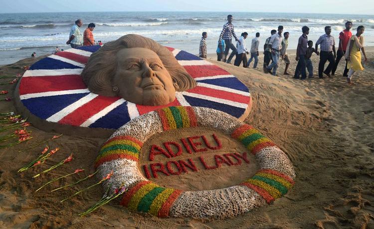 SKULPTUR. I Indien har den nys bortgåede premierminister fået et mindesmærke - om et forgængeligt værk - på Puristranden, hvor Sudarshan Pattnaik har lavet en sandskulptur af Margaret Thatcher. 