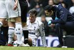 Skadet. Tottenhams absolut største stjerne, Gareth Bale, måtte i den grad bide i græsset under en kamp mod Fulham. 