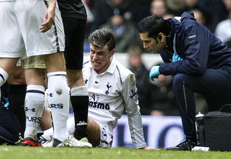 Skadet. Tottenhams absolut største stjerne, Gareth Bale, måtte i den grad bide i græsset under en kamp mod Fulham. 