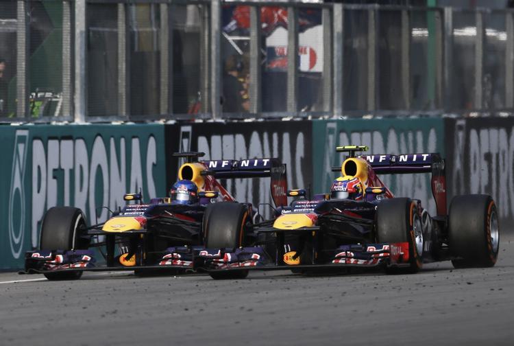Duel. Vettel (t.v.) 'stjal' sejren fra holdkammeraten Webber for et par uger siden. 