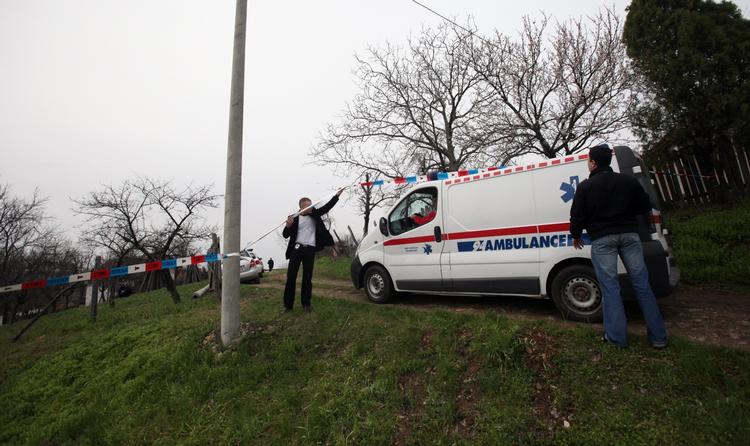 BLODBAD. En ambulance kører gennem politiafspærringerne ind mod landsbyen, hvor en 60-årig mand dræbte 13 ofre. 